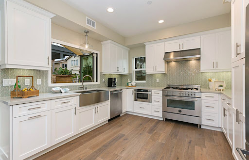 APEX Kitchen Cabinet & Quartz Countertop