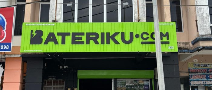 Bateriku Bandar Pekan: Pemandangan Kota dengan Lampu Neon dan Jalanan Cerah